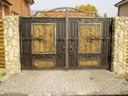 Ворота кованые распашные-43 цена 300-400 у.е. за м.кв.